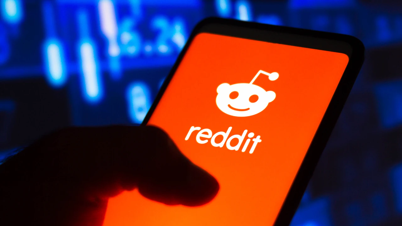 Reddit unveils an IPO filing, showcasing a narrowed net loss of USD 90.8 million and around 21% revenue growth in 2023. 

Image Source: The Drum 