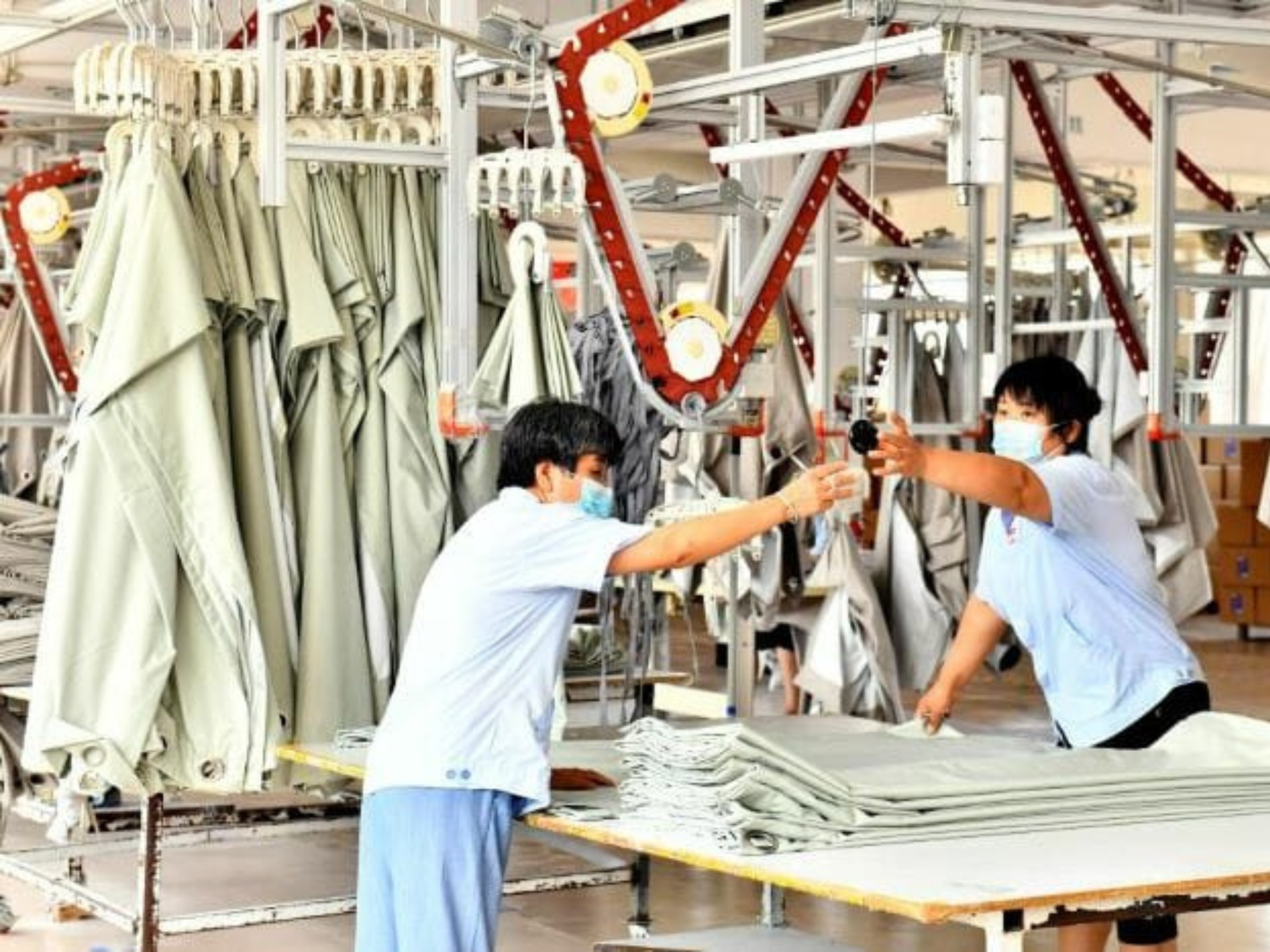 Staffs are seen working together in China's curtain manufacturing factory. 
Image Source: Business Today 